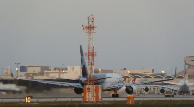 BOEING 767-300 (N418LA)