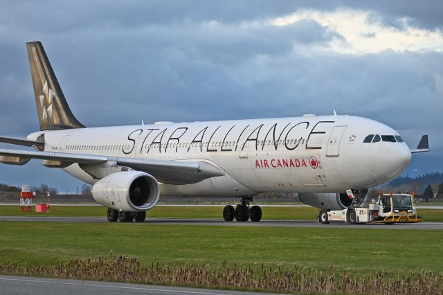 Airbus A330-300 (C-GHLM)