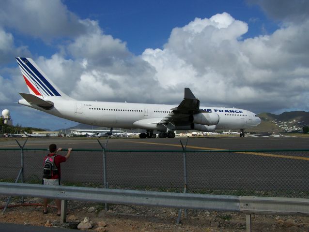 Airbus A340-300 (F-GLZN)