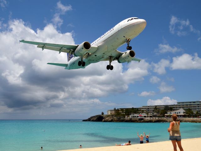 Airbus A320 (N409UA) - United Airbus 320 over the beach from Washington.