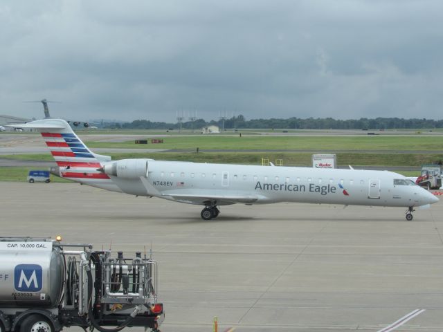 Canadair Regional Jet CRJ-700 (N748EV)