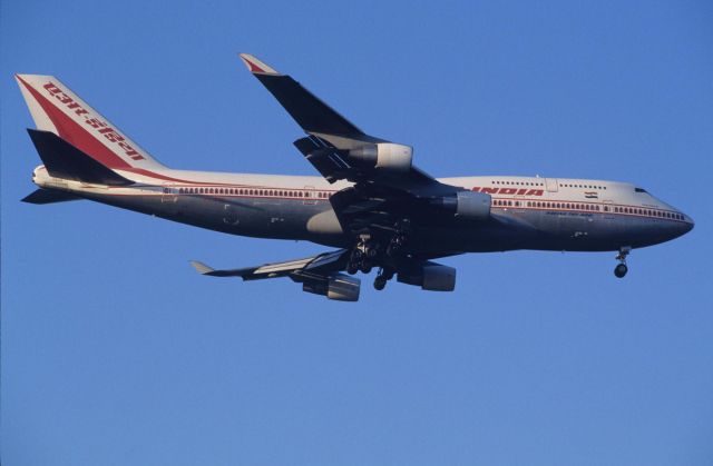 Boeing 747-400 (VT-ESO) - Final Approach to Narita Intl Airport Rwy34L on 1997/12/28