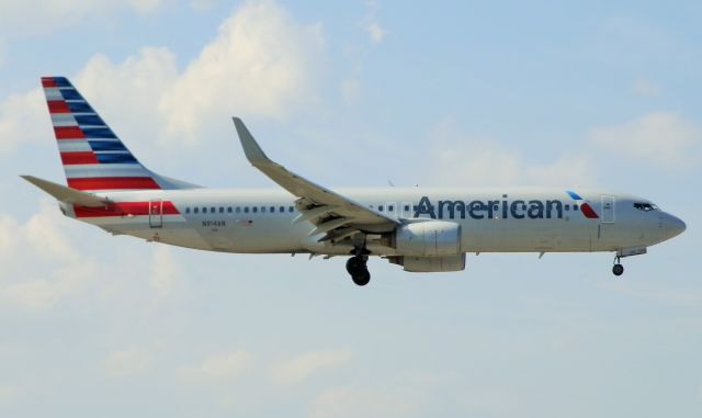 Boeing 737-800 (N914AN)