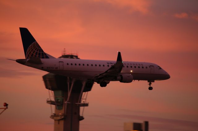 EMBRAER 175 (long wing) (N157SY)