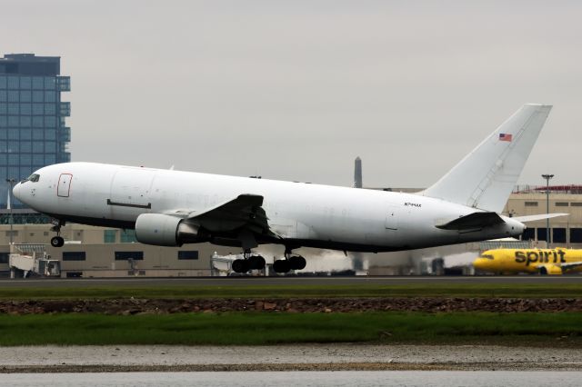 BOEING 767-200 (N744AX)