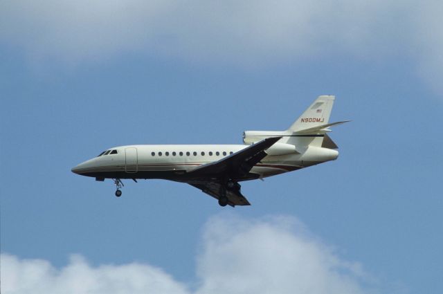 AMERICAN AIRCRAFT Falcon XP (N900MJ) - Final Approach to Narita Intl Airport Rwy34 on 1991/02/11