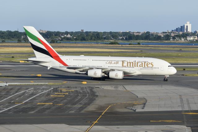 Airbus A380-800 (A6-EEY)