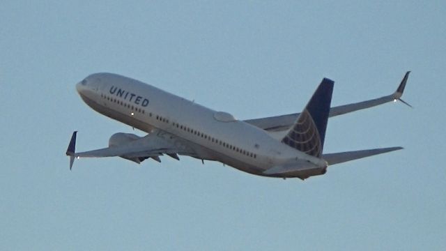 Boeing 737-800 (N37281) - United 2215 blasts out of Champaign bound for Columbus/Rickenbacker Intl (KLCK). This aircraft had the Ohio State Buckeyes onboard!