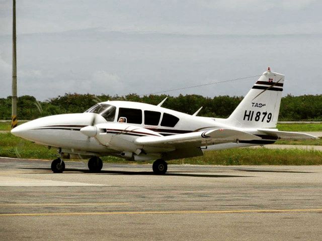 Piper Aztec (HI879)