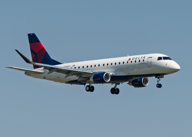 Embraer 175 (N240SY)