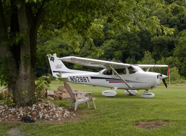 Cessna Skyhawk (N5288T) - N5288T at Lee Bottom Flying Field (64I), Hanover, Indiana.