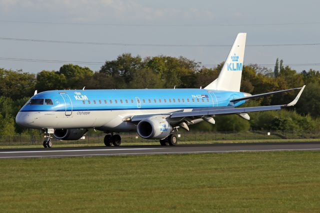 Embraer ERJ-190 (PH-EZZ) - KLM1095 arriving from Amsterdam in the early evening sunlight