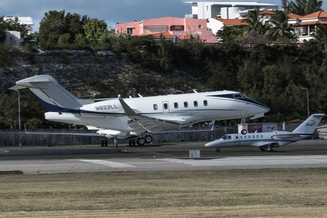 Bombardier Challenger 300 (N822LL)