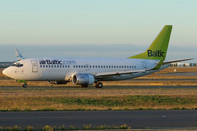 BOEING 737-300 (YL-BBL)