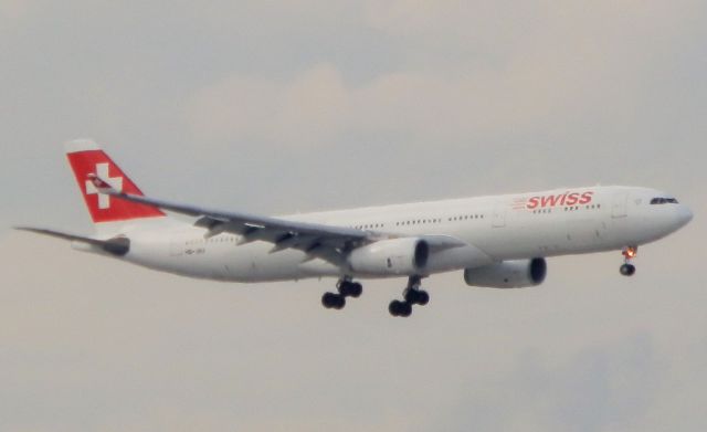 Airbus A330-300 (HB-JHJ)