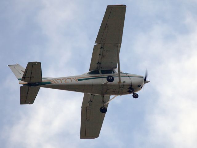 Cessna Skylane (N1727V) - Overflying the airport.