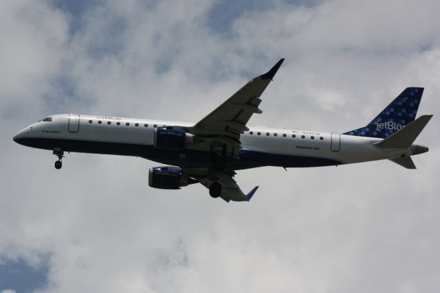 Embraer ERJ-190 (N292JB) - JetBlue Flight 1187 (N292JB) "Parlez-blue?" on approach to Runway 32 at Sarasota-Bradenton International Airport following a flight from Boston-Logan International Airport