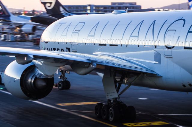 Boeing 777-200 (N218UA)