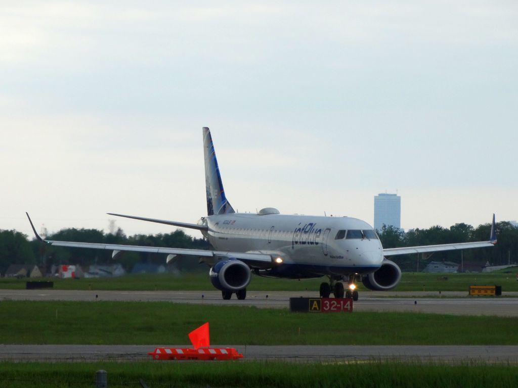 Embraer ERJ-190 (N334JB)