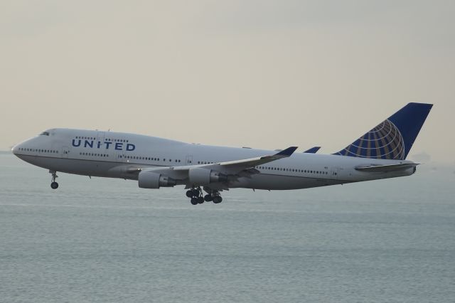 Boeing 747-400 (N197UA)