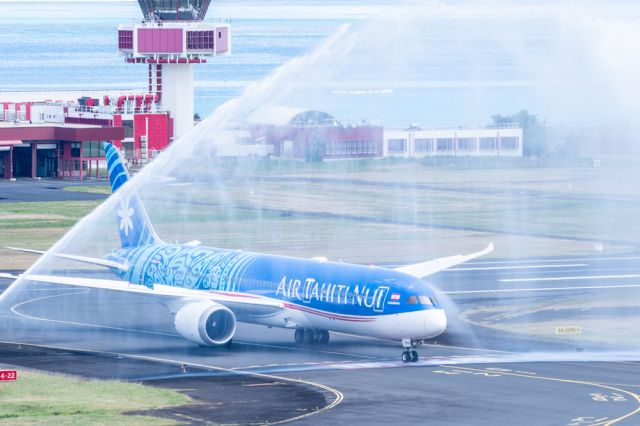 Boeing 787-9 Dreamliner (F-OMUA) - "Water Salute" 1st landing for the new Tahitian Dreamliner for Air Tahiti Nui