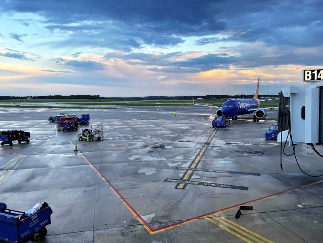 Boeing 737 MAX 8 (N8816Q) - Pushing back after a storm as WN2942 to BDL