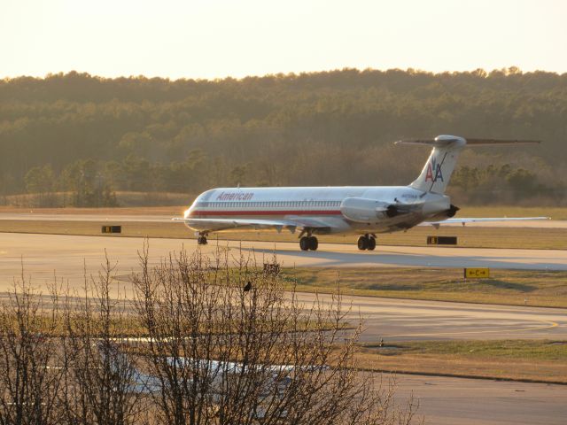 McDonnell Douglas MD-82 (N470AA) - An American Airlines McDonnell Douglas MD-82 landing at Raleigh-Durham Intl. Airport. This was taken from the observation deck on January 18, 2016 at 5:01 PM. This is flight 1348 from DFW.