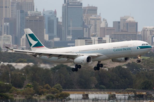 Airbus A330-300 (B-HLS)