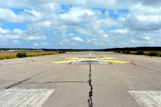 — — - Closed Runway 8 at South Weymouth Naval Air Base