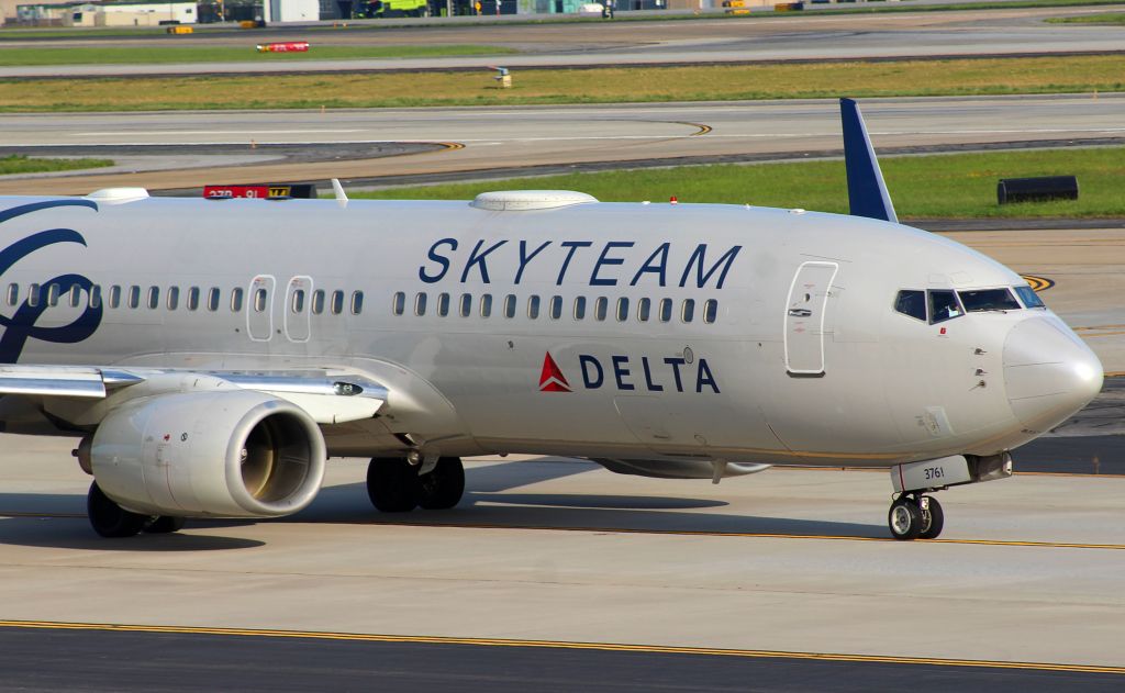 Boeing 737-800 (N3761R)