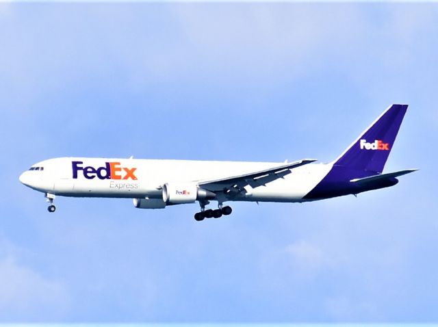 BOEING 767-300 (N115FE)