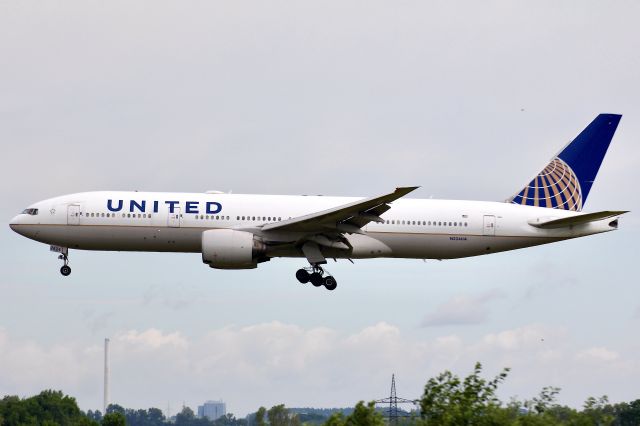Boeing 777-200 (N224UA)