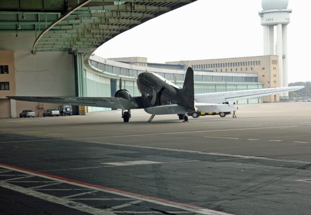 Douglas DC-3 (D-CXXX) - Beautiful Tempelhof