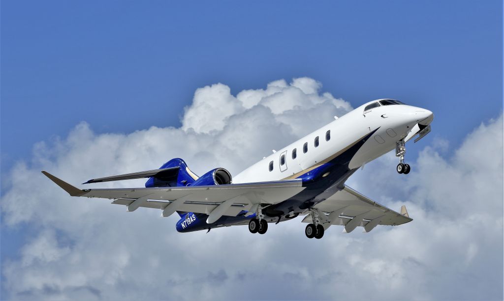 Bombardier Challenger 300 (N719AS)