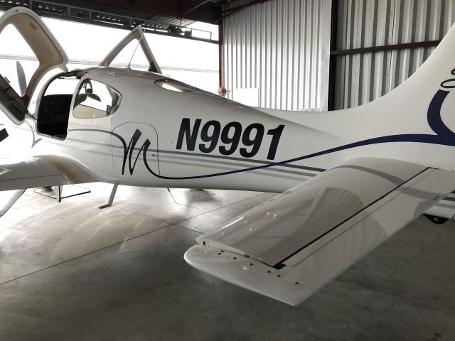 Cirrus SR-22 (N9991)