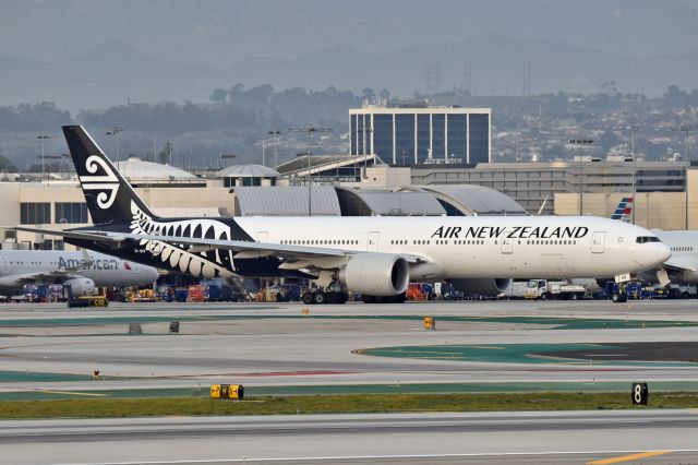 BOEING 777-300 (ZK-OKR)