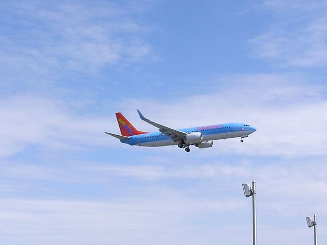 Boeing 737-700 (C-FUAA) - Jardines del Rey (MUCC/CCC) to Montreal-Trudeau (CYUL)br /Saturday, April 27,2013 - final approach to Rwy 24R at 14:42 EDT