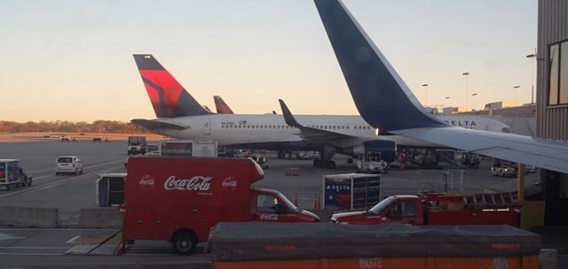 Boeing 757-200 (N648DL) - Delta 757-200 morning departure out of Atlanta, GA.