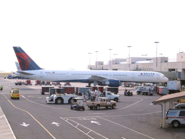 Boeing 757-200 (N587NW) - Boeing 757-200