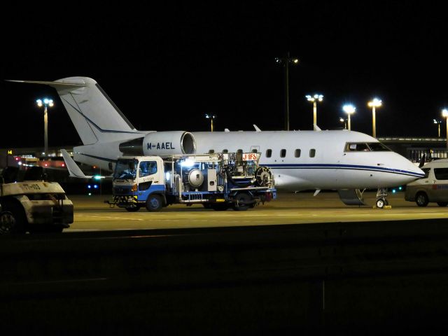 Canadair Challenger (M-AAEL) - I take a picture on Dec 23, 2016.br /AGGREGRATE ASSETS LIMITEDbr /This fuselage is supplying that with fuel for a takeoff for Shanghai.