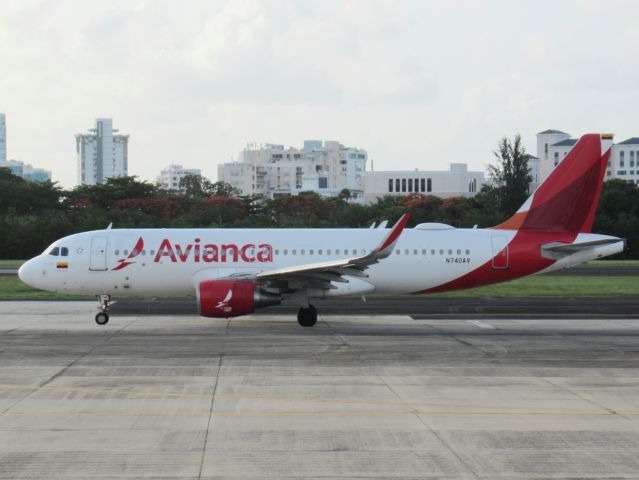 Airbus A320 (N740AV)