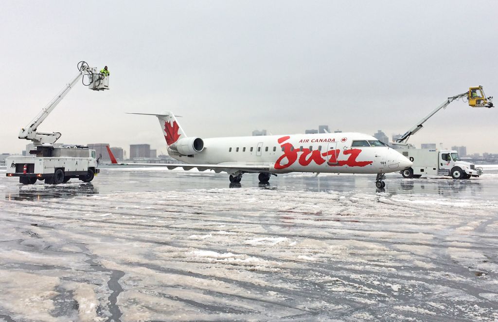 Canadair Regional Jet CRJ-200 (C-GJZZ) - Deicing @ The J-Pad 