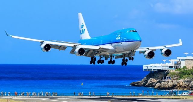 Boeing 747-400 (PH-BFL) - KLM landing at TNCM Sint Maarten over the maho beach.