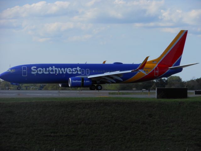 Boeing 737-800 (N8664J)