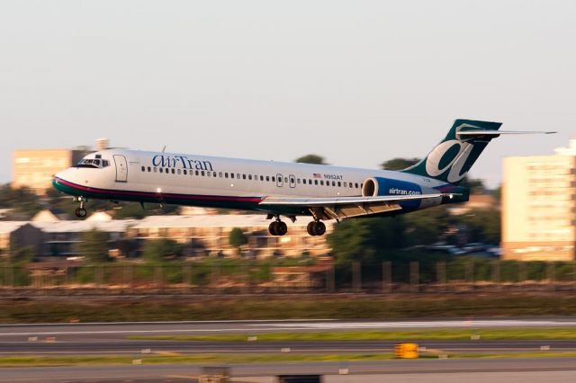 N952AT — - Citrus crosses the threshold to RWY 31 at LaGuardia