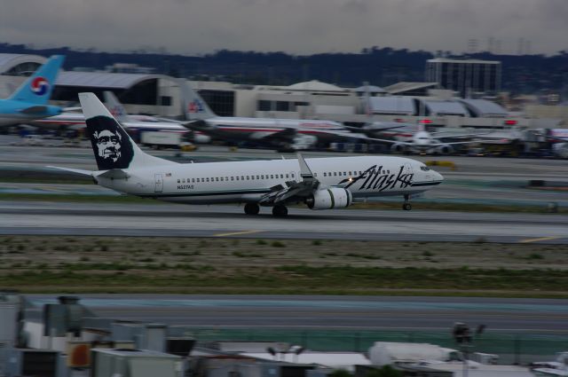 Boeing 737-800 (N527AS)