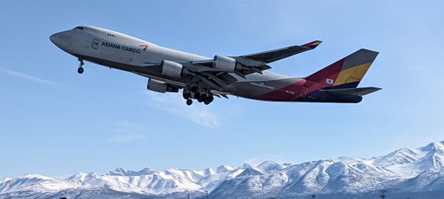 Boeing 747-400 (HL7420) - West side of N-S runway, takeoff