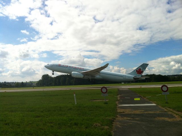 Airbus A330-300 (C-GHKR)