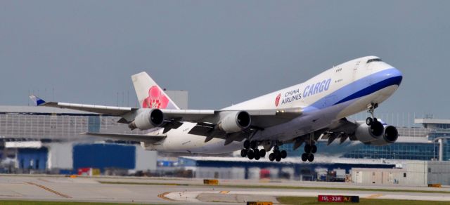 BOEING 747-8 (B-18717)