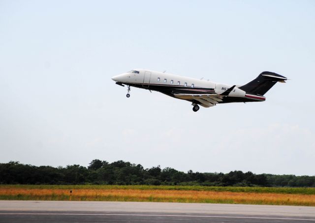 Bombardier Challenger 300 (N575FX)